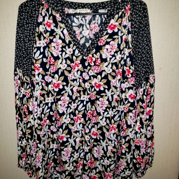 Tops - NWOT Women's Floral Blouse Size Large